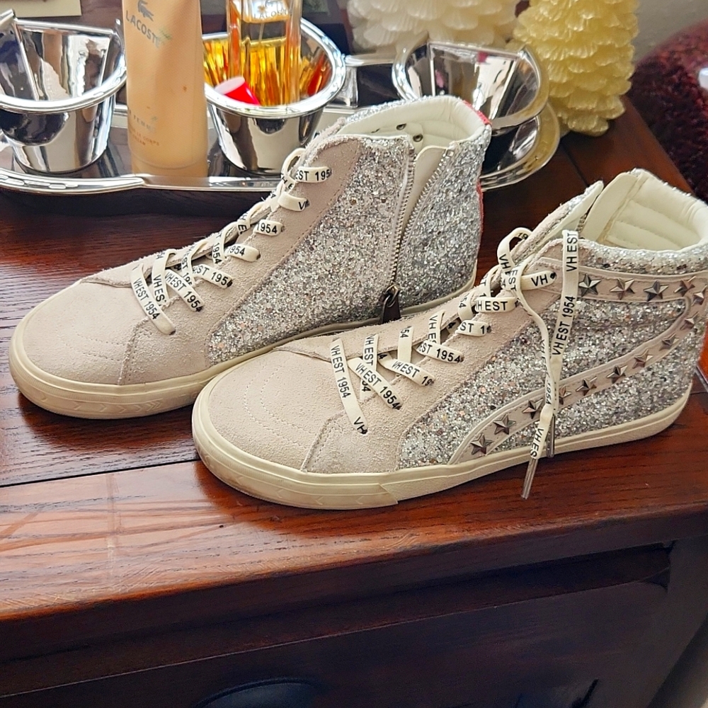 Tennis shoes